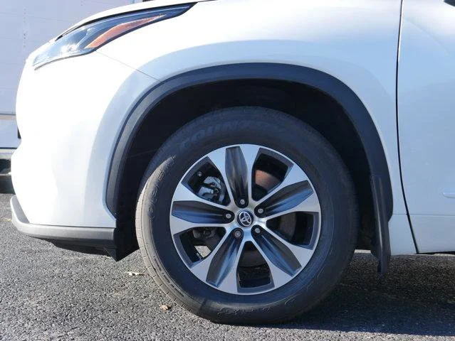 2022 Toyota Highlander XLE - Photo 12