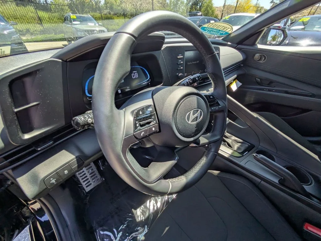 Used 2025 Black Hyundai SEL Sport image 16