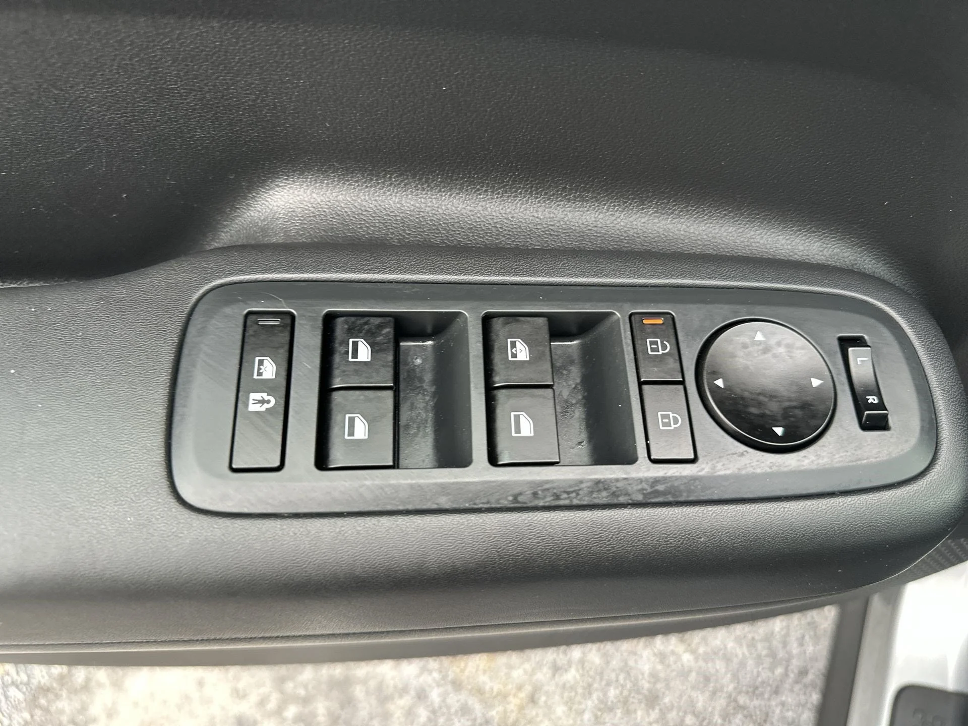 Used 2024 Shimmering Silver Hyundai SE image 15