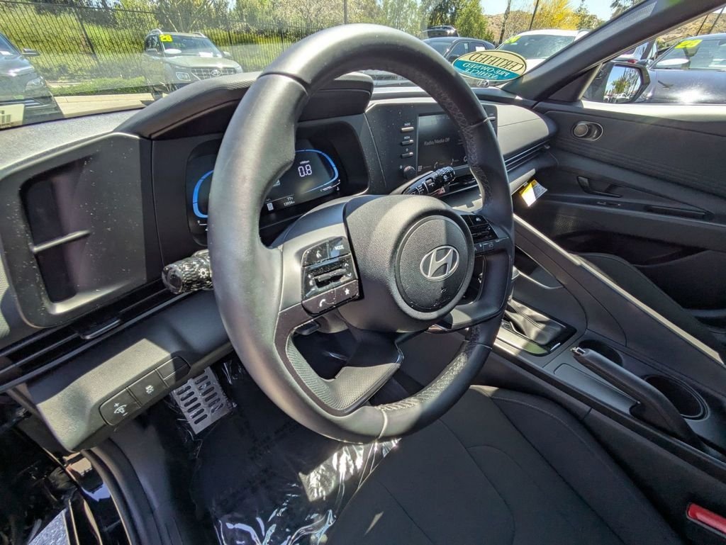 2025 Hyundai Elantra SEL - Photo 16