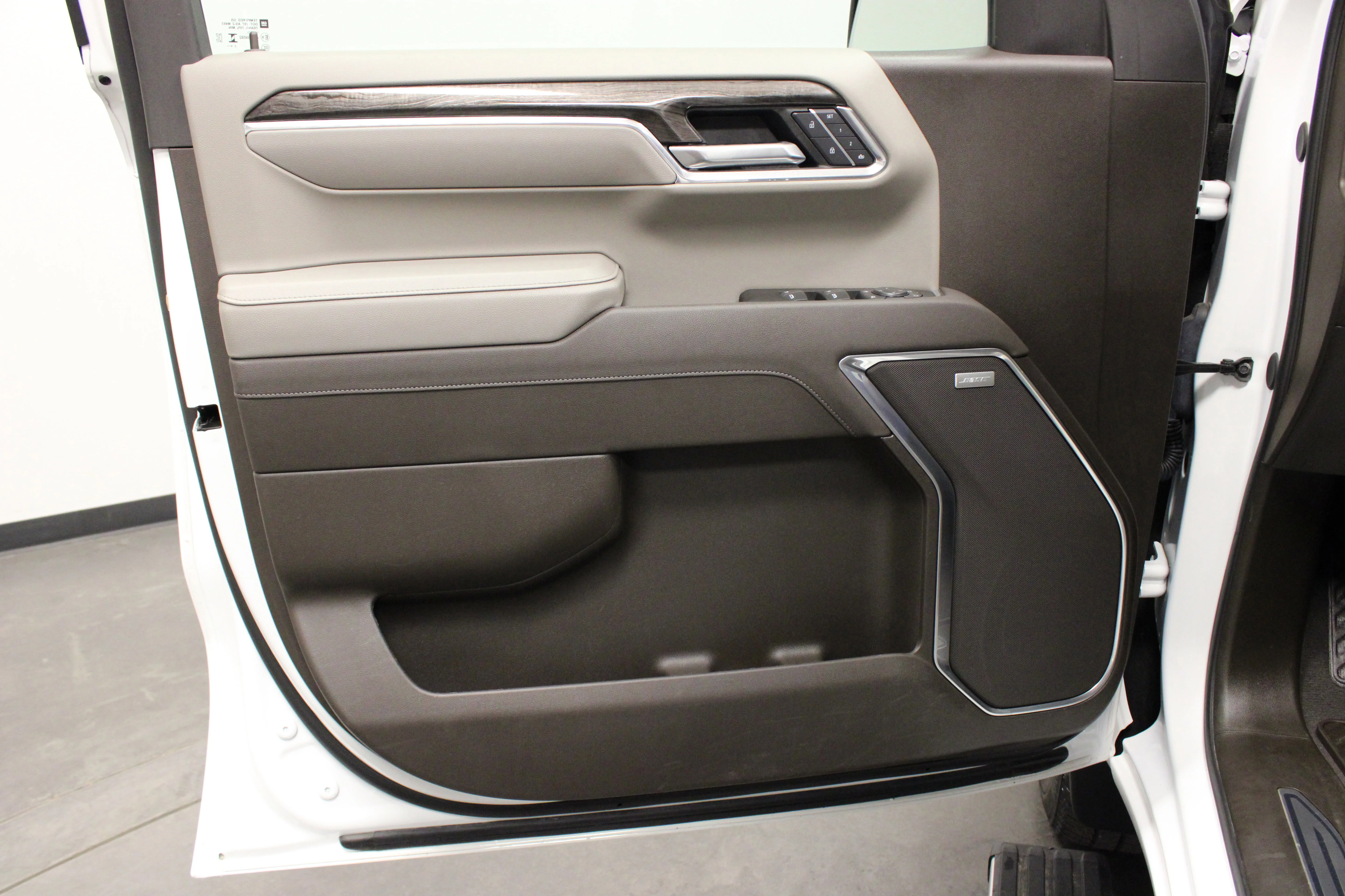 Used 2025 Summit White Chevrolet LTZ image 19