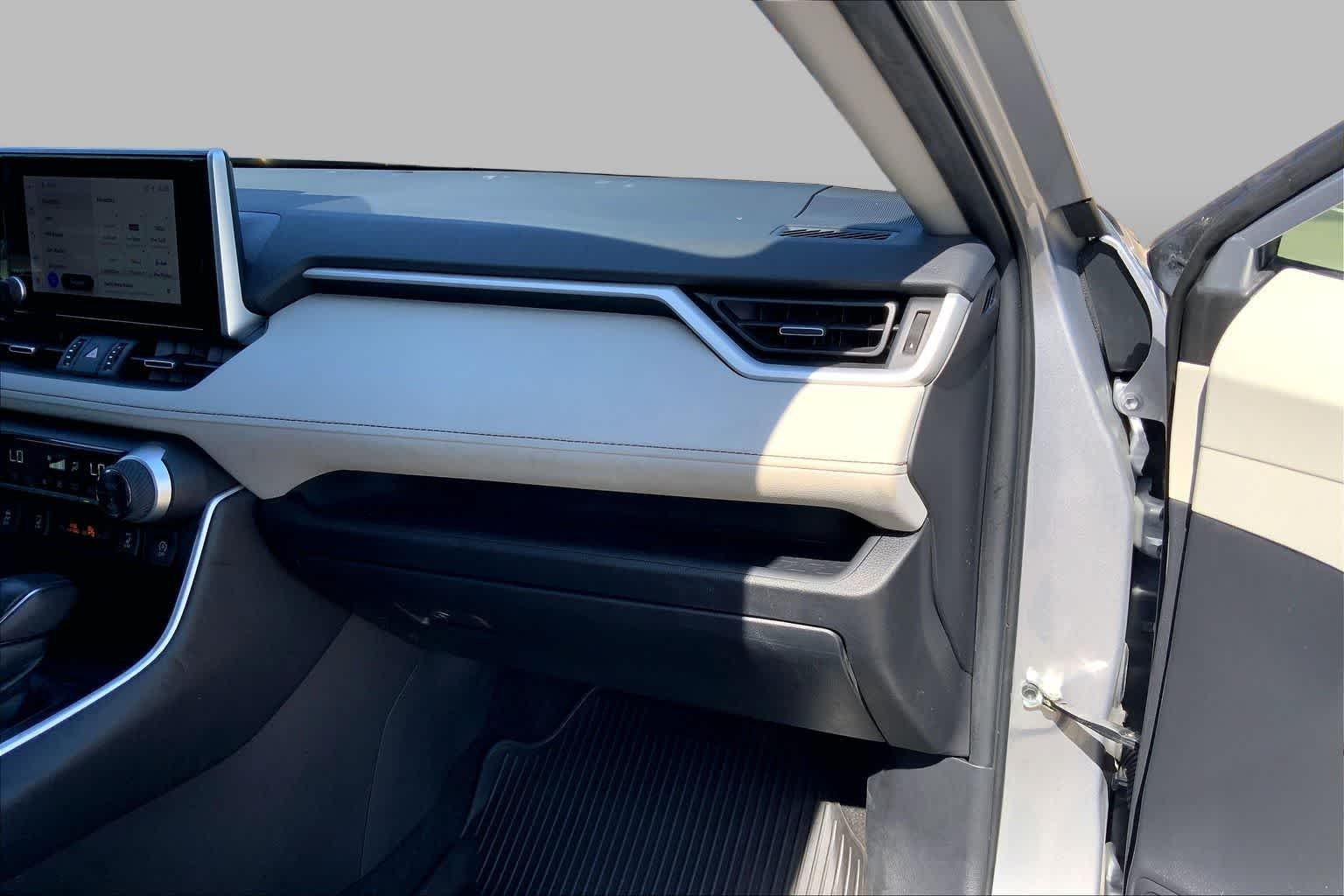 Used 2024 Silver Sky Metallic Toyota XLE Premium image 18