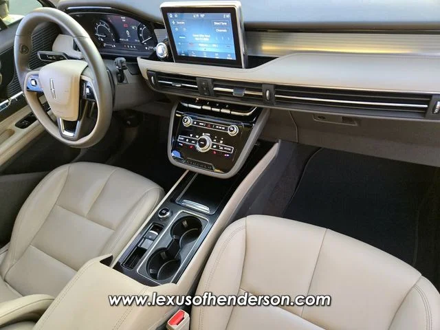 Used 2021 White Lincoln Standard image 16