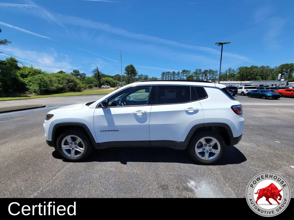 Used 2024 White Jeep Latitude image 3