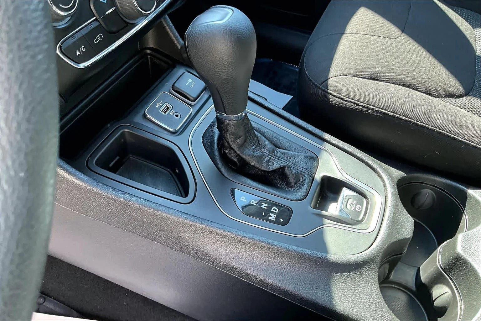Used 2021 Diamond Black Crystal Pearlcoat Jeep Latitude image 15
