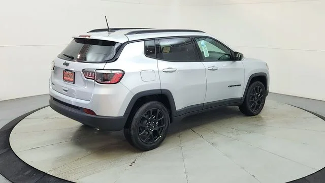 New 2026 Silver Zynith Metallic Clearcoat Jeep Latitude image 10
