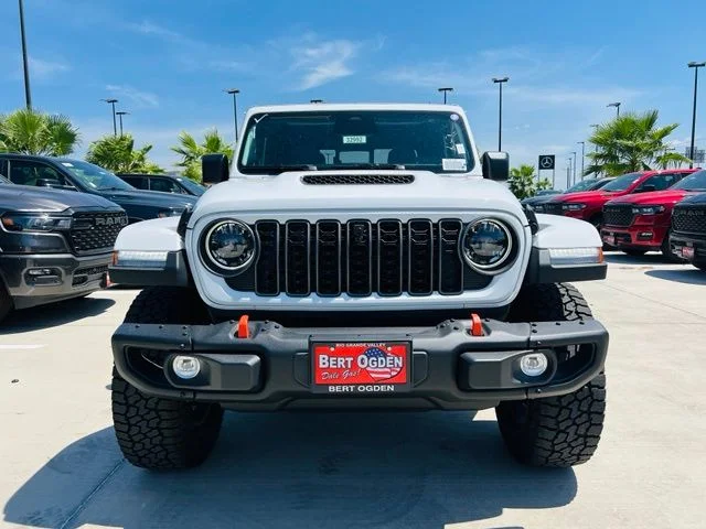 New 2026 Bright White Clear-Coat Exterior Paint Jeep Mojave image 2