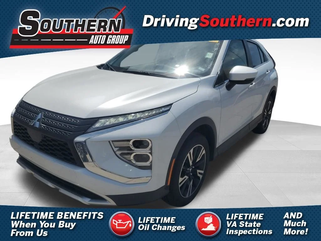 Used 2025 White Mitsubishi SE image 1