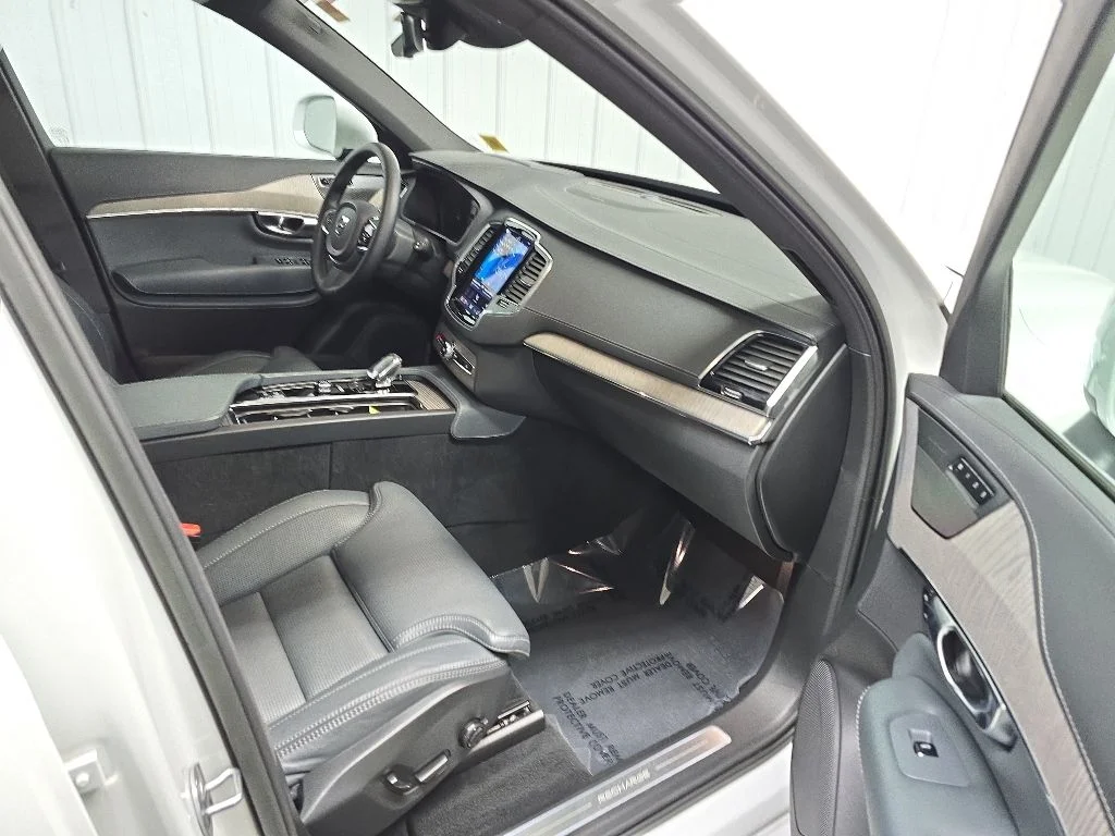 Used 2023 White Volvo Ultimate image 16