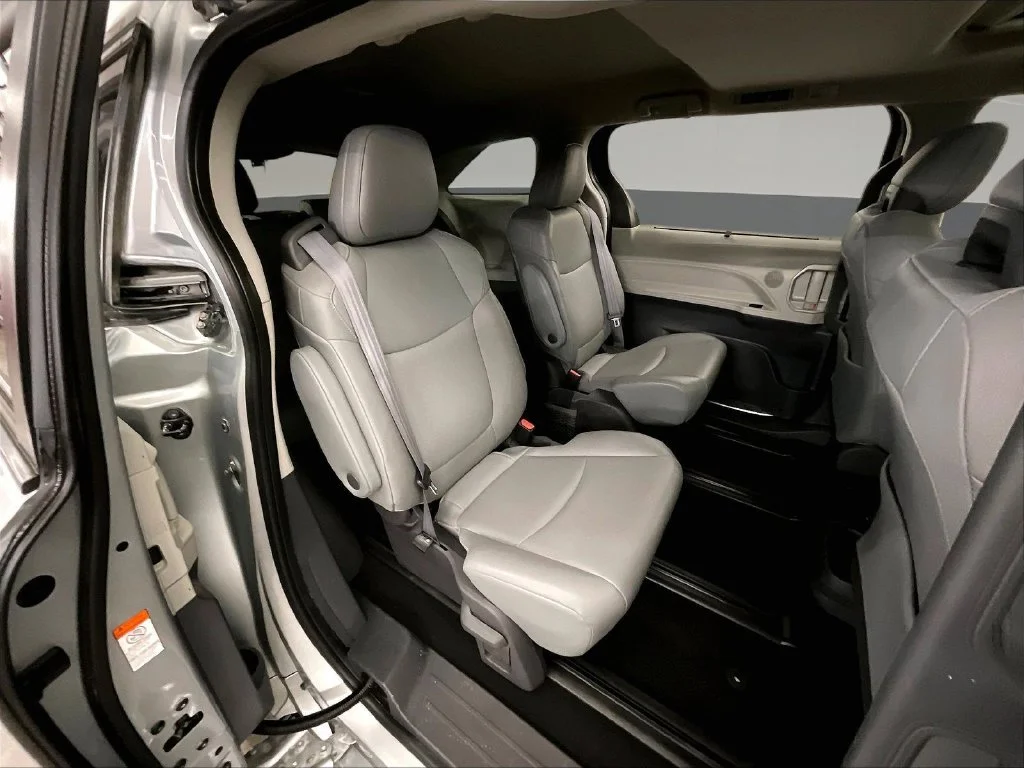 Used 2021 Silver Toyota XLE image 31