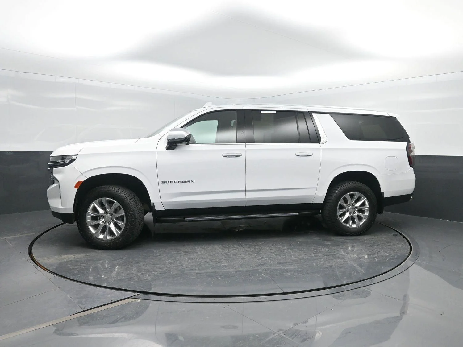 2021 Chevrolet Suburban 4WD 1500 Premier's photo