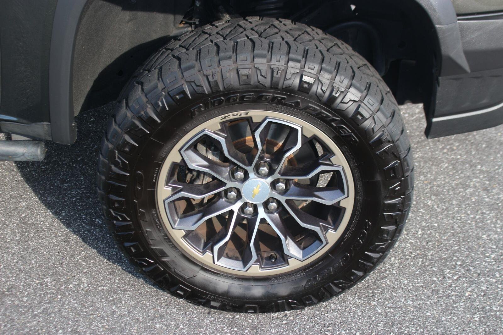 Used 2018 DEEPWOOD GREEN METALLIC Chevrolet 4WD ZR2 image 36