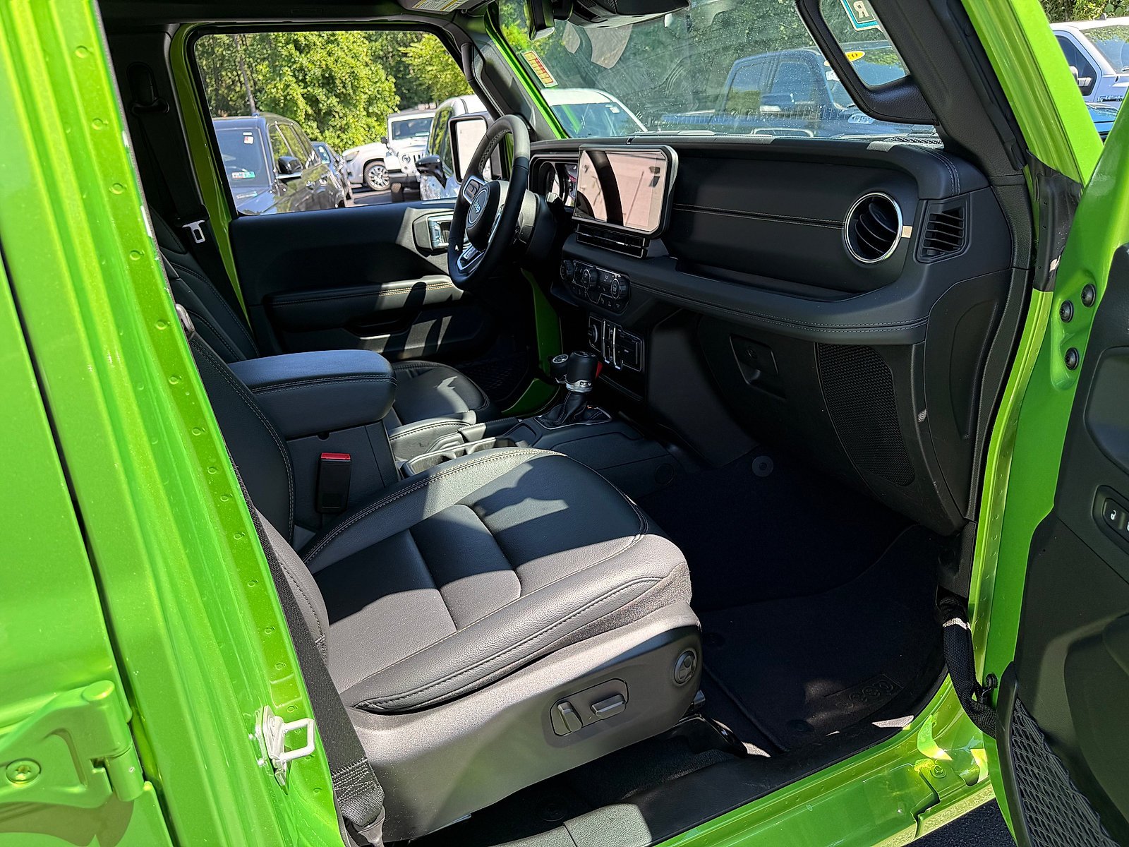 Used 2026 Mojito Clearcoat Jeep Sahara image 12