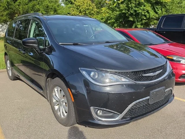 Used 2017 Brilliant Black Crystal Pearlcoat Chrysler Touring L image 2