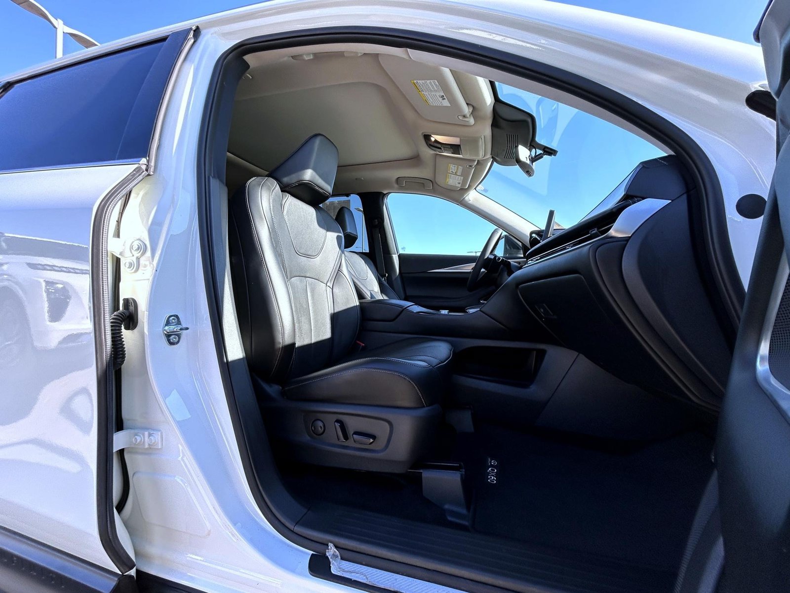 Certified Used 2025 White INFINITI LUXE image 15