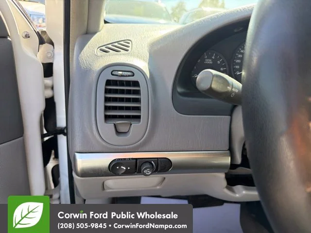 Used 2005 White Chevrolet  image 13