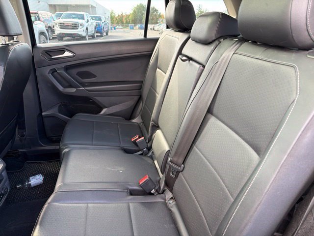 Used 2018 Pearl Metallic Volkswagen SE image 12