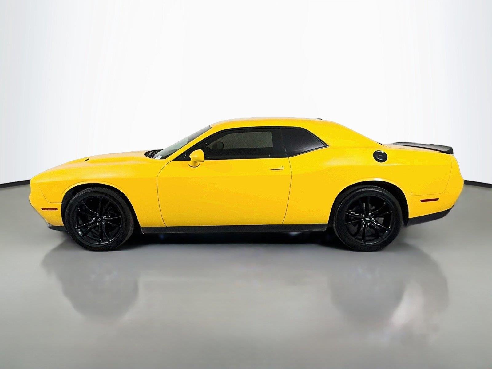 Used 2018 Pitch Black Clearcoat Dodge SXT image 8