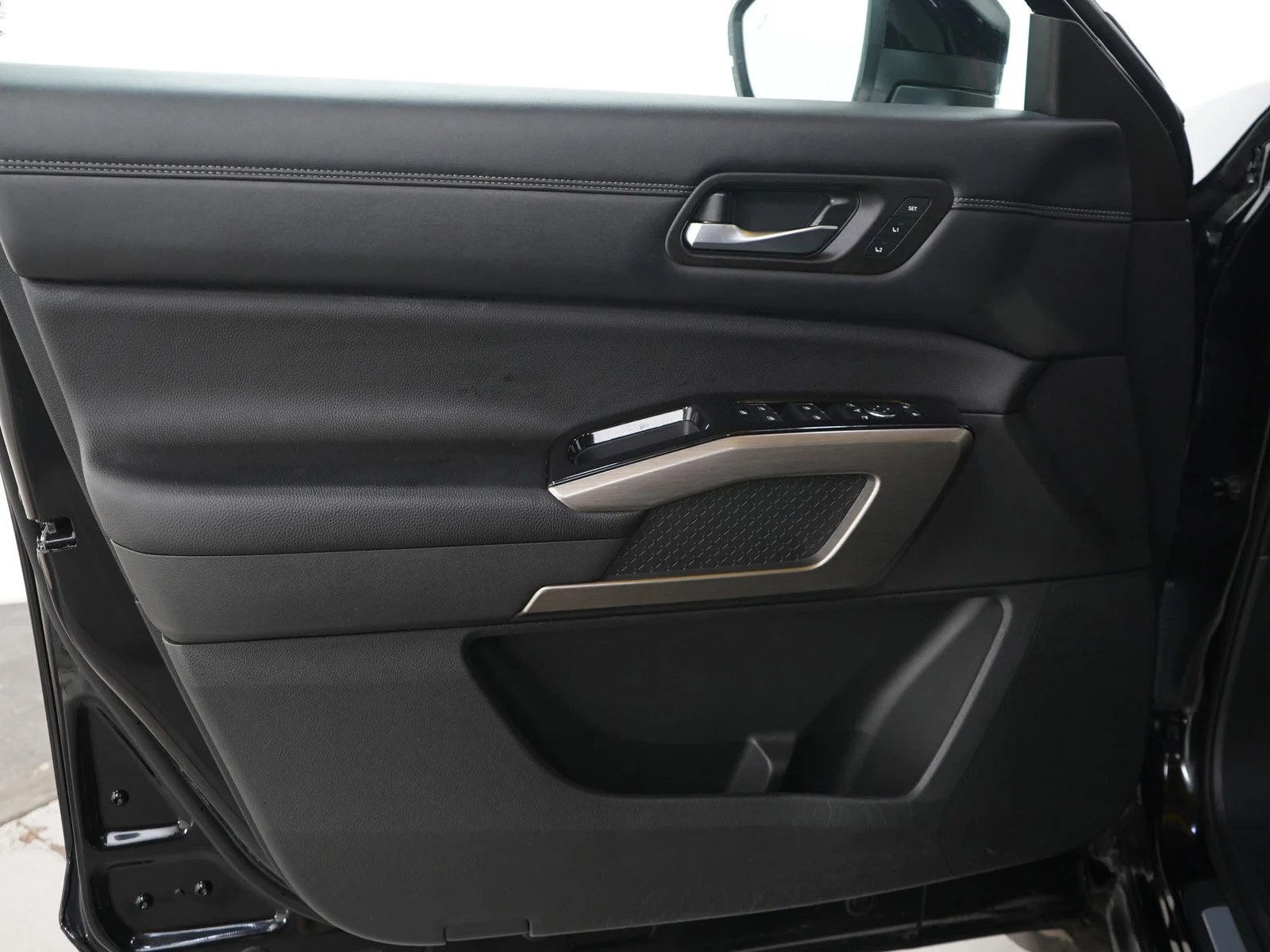 Used 2023 Super Black Nissan Platinum image 25