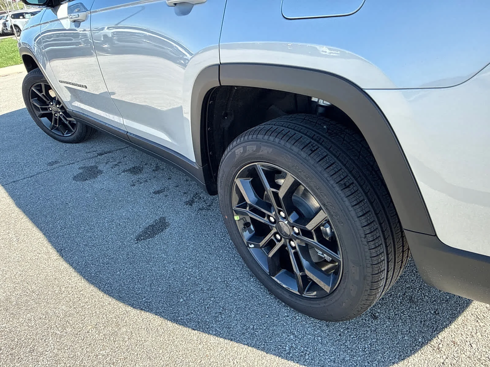 New 2025 Silver Zynith Exterior Paint Jeep Limited image 6