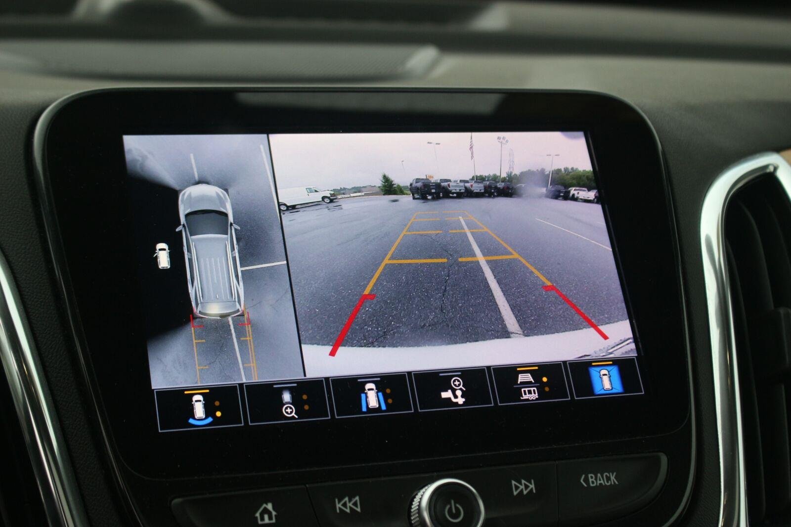 Used 2023 Iridescent Pearl Tricoat Chevrolet Premier image 25
