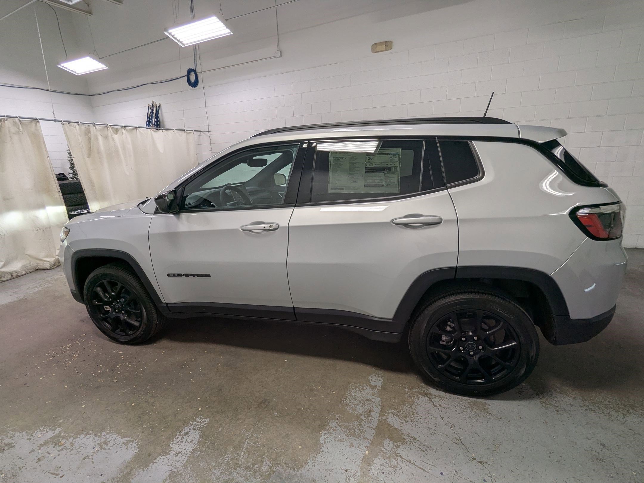 New 2026 Silver Zynith Metallic Clearcoat Jeep Latitude Altitude image 8