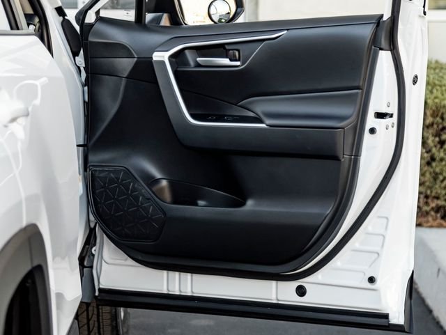 Used 2025 Ice Cap Toyota XLE image 33