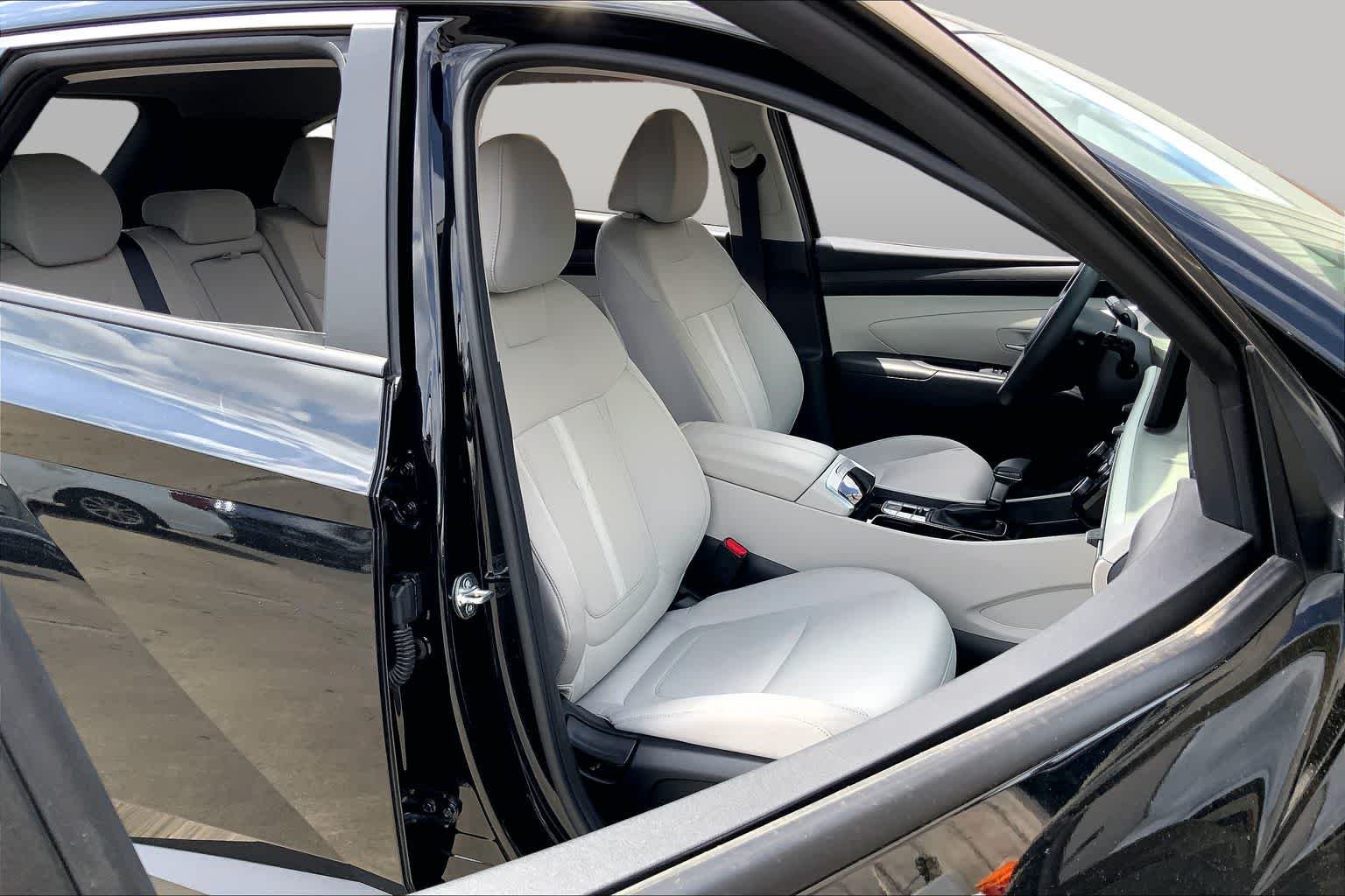 Used 2025 Phantom Black Hyundai SEL image 9