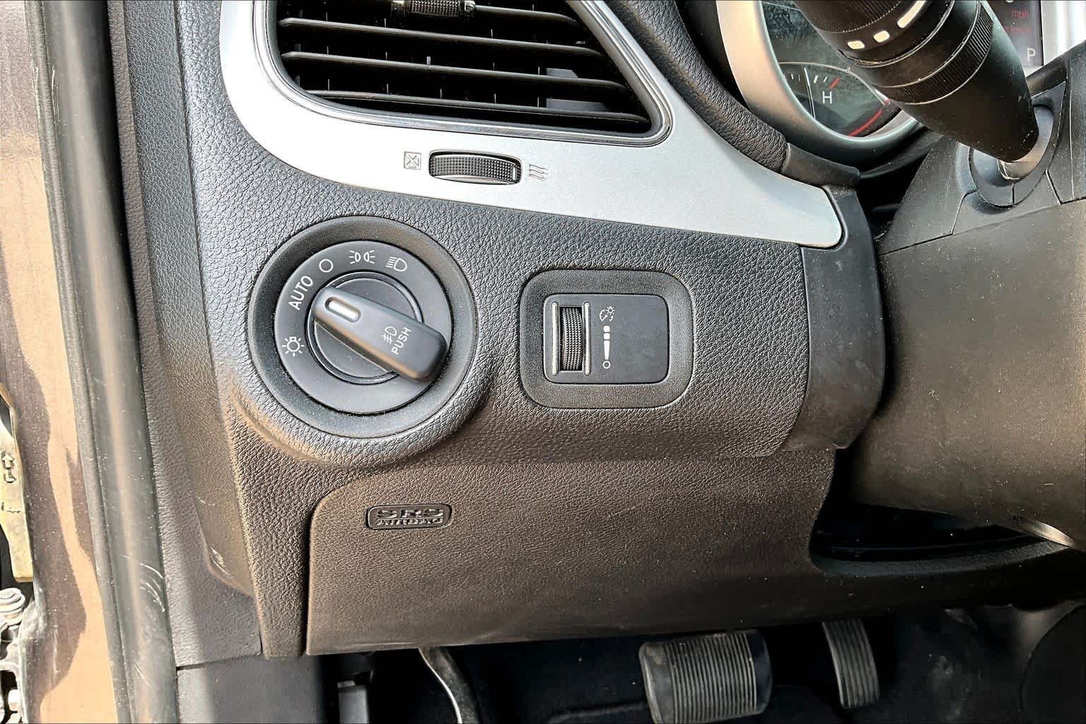 Used 2019 Granite Pearlcoat Dodge SE image 32