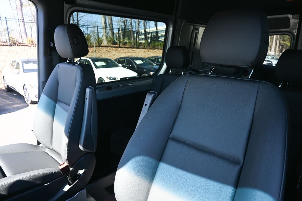Used 2026 High-tech silver metallic Mercedes-Benz Crew 170 WB image 5
