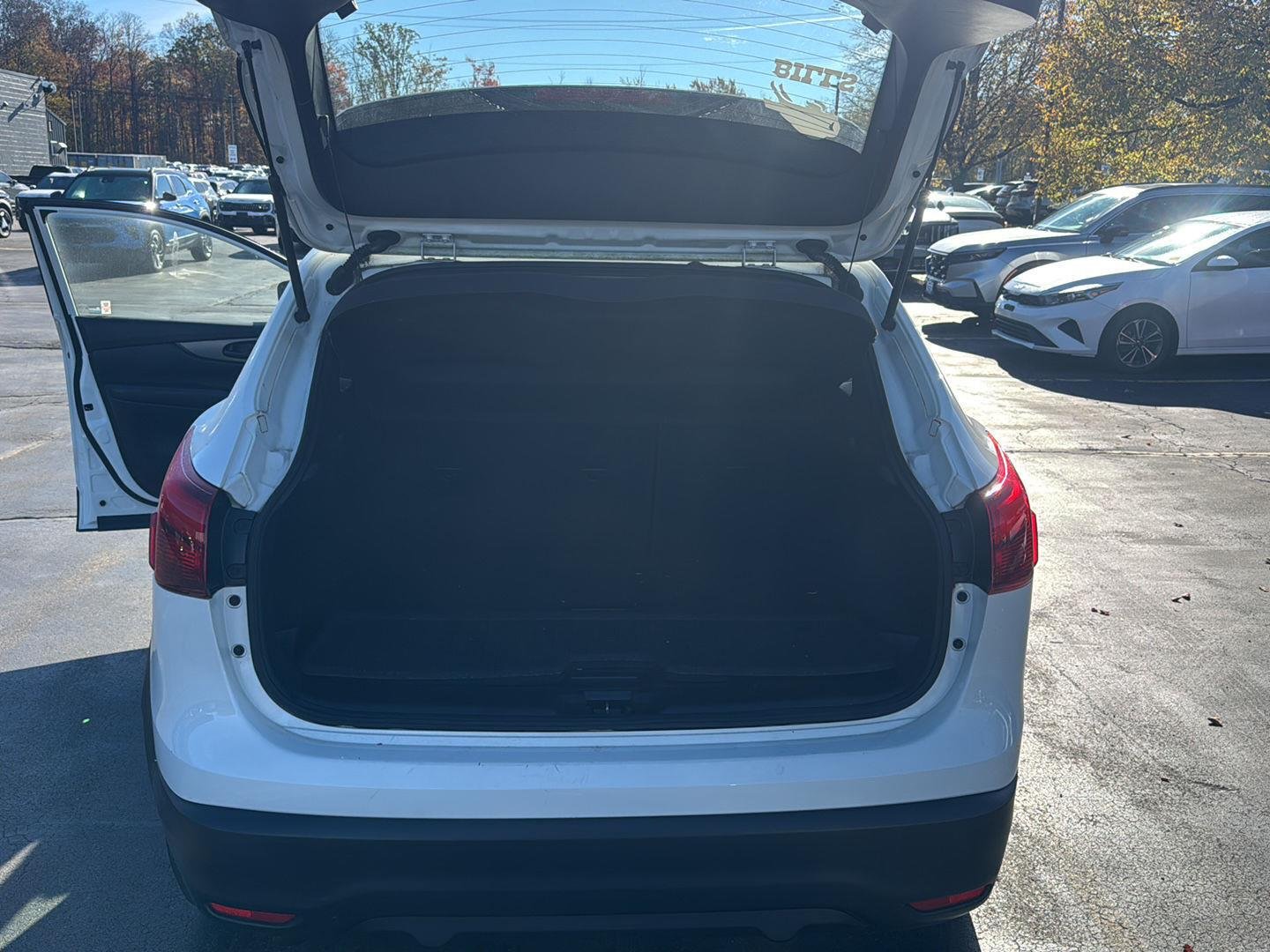Used 2019 Glacier White Nissan S image 21