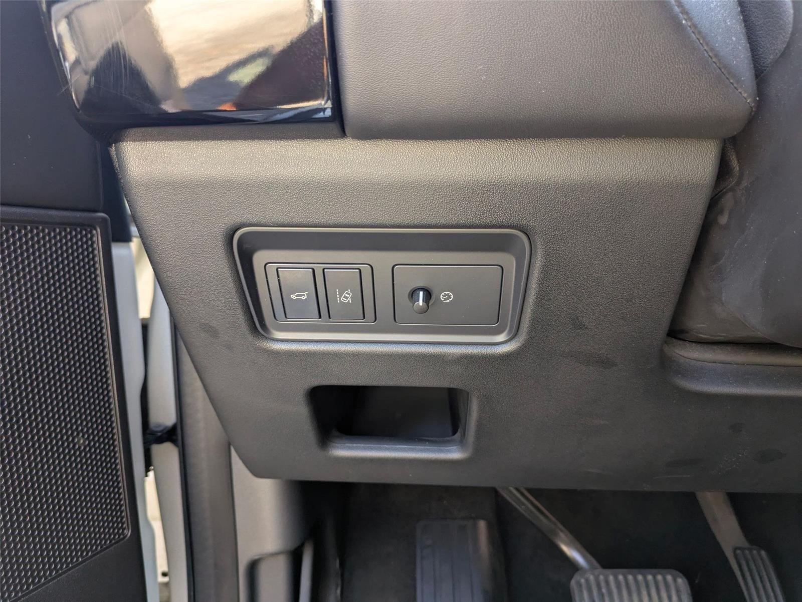Used 2018 Fuji White Land Rover HSE Luxury image 21