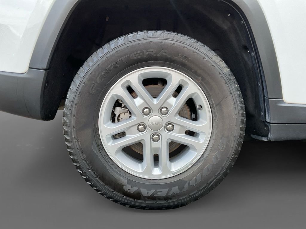 Used 2023 White Jeep Laredo image 11