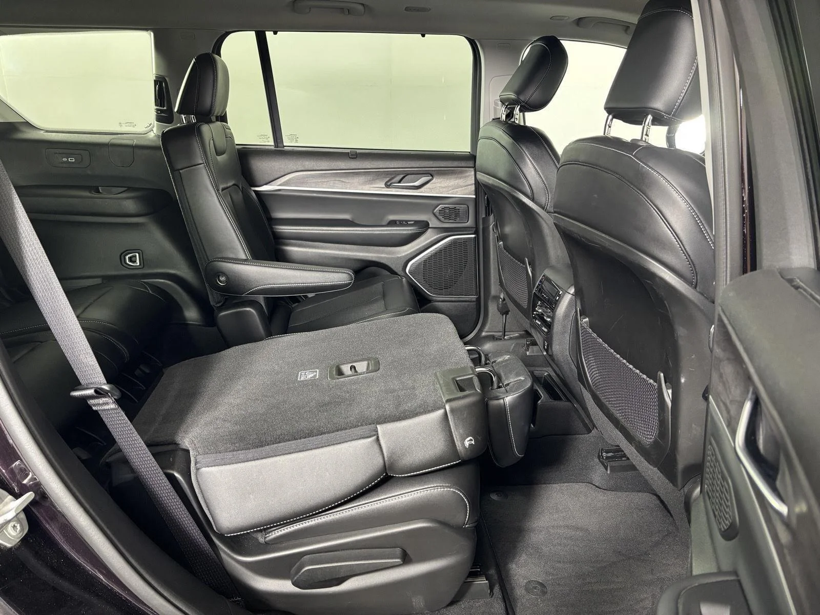 Used 2023 Ember Pearlcoat Jeep Limited image 19