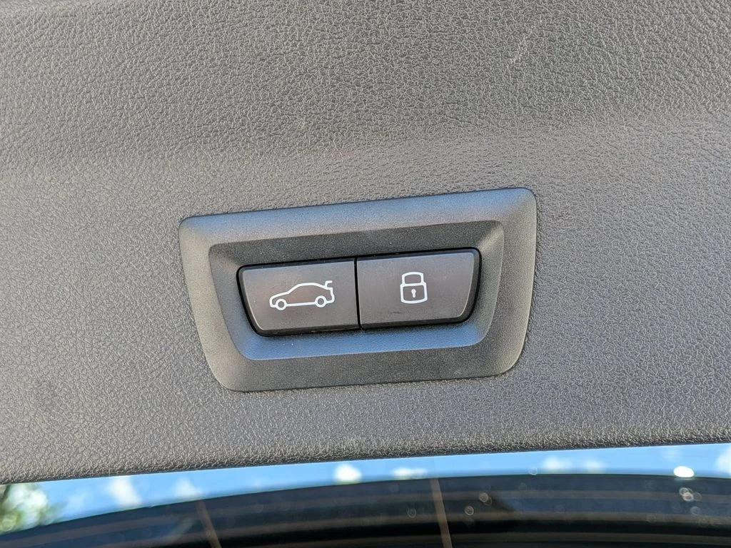 Used 2024 Gray BMW xDrive30i image 7