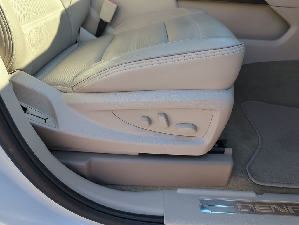 Used 2019 White GMC Denali image 39