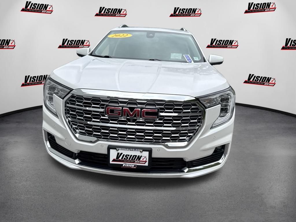 Used 2022 White GMC Denali image 2