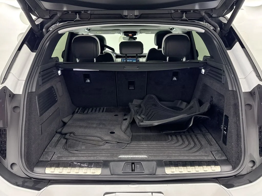 Used 2024 White Land Rover Dynamic SE image 27