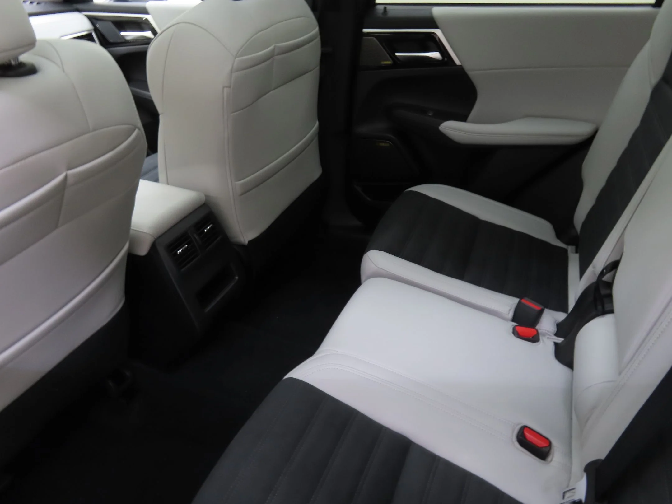 2025 Mitsubishi Outlander SE - Photo 23