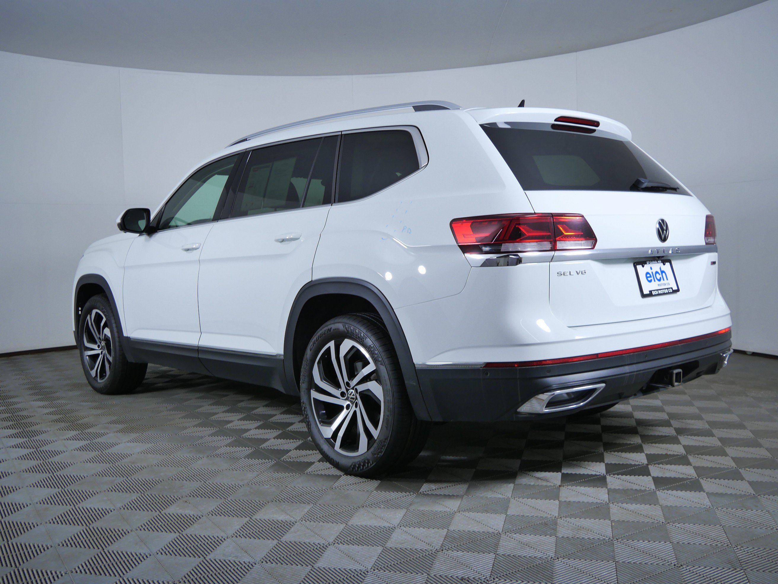Used 2021 White Volkswagen 3.6L V6 SEL Premium image 5