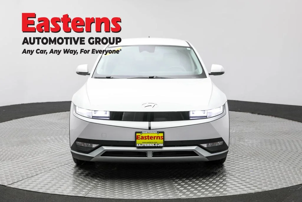 Used 2023 White Hyundai SEL image 2