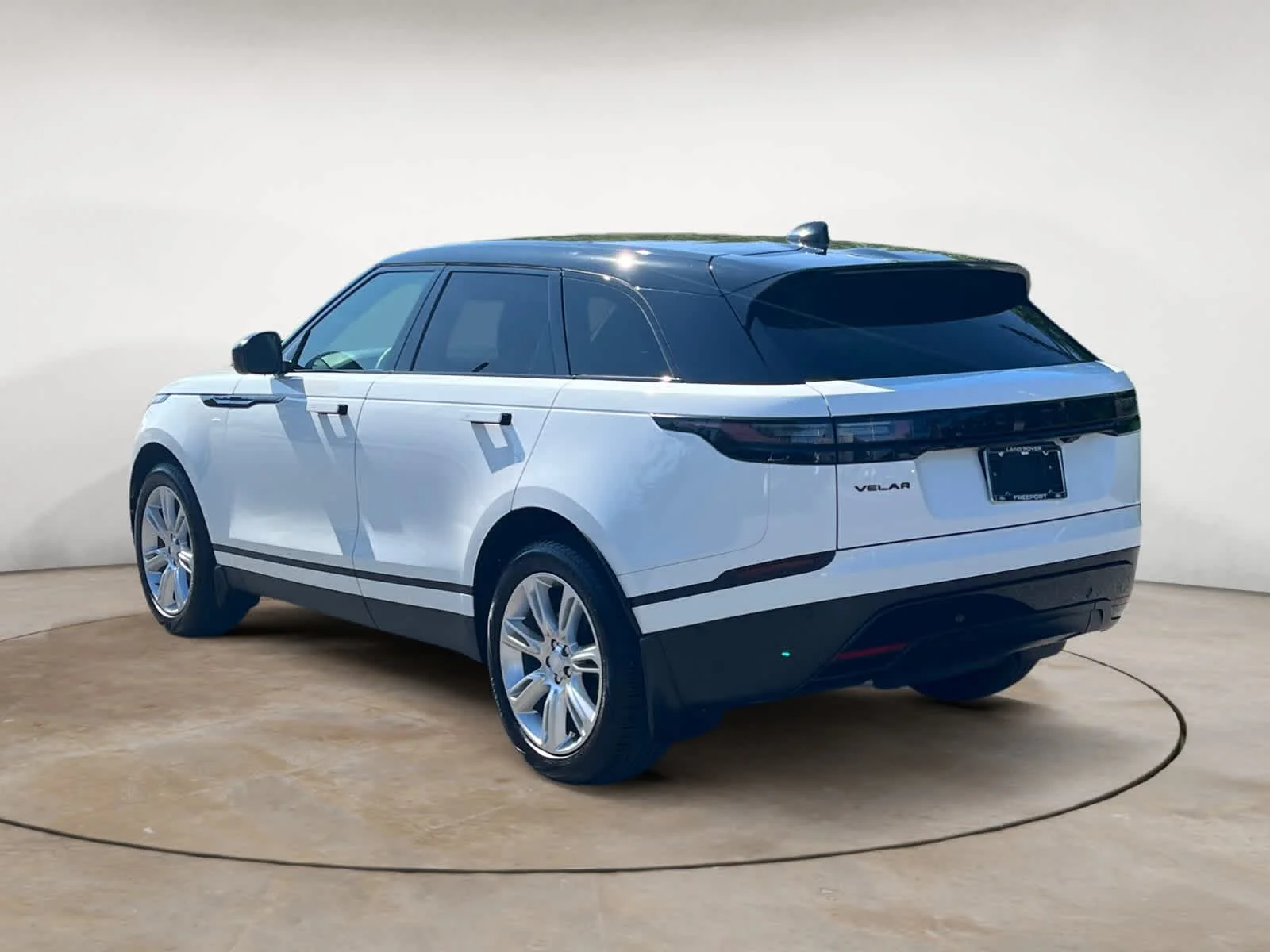 Certified Used 2026 Fuji White Land Rover S image 3