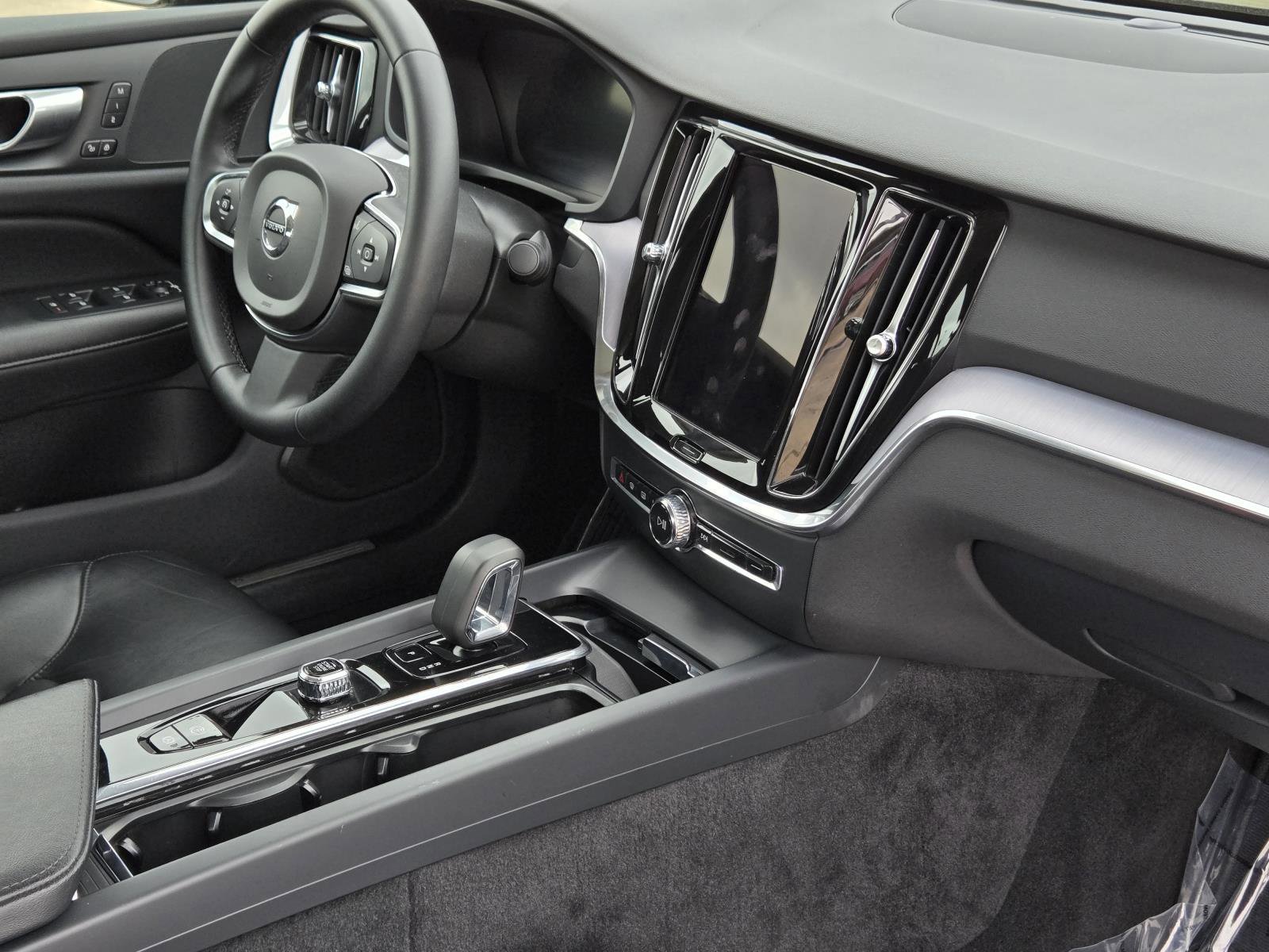 Used 2024 Onyx Black Metallic Volvo Core Dark Theme image 31