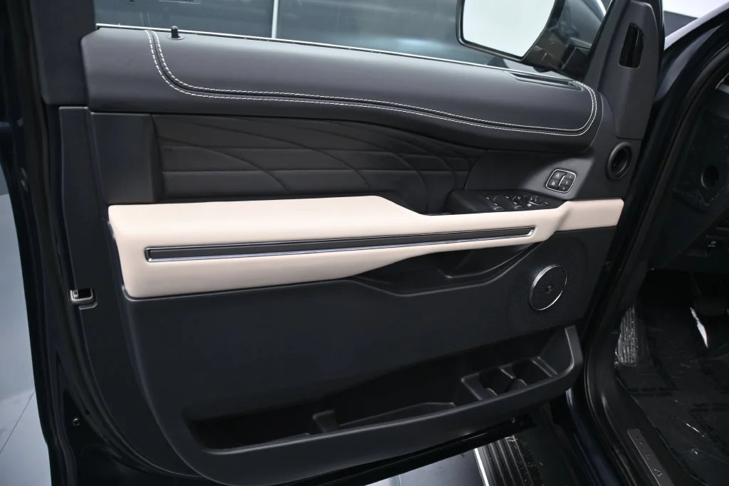 Used 2024  Ford Platinum image 18