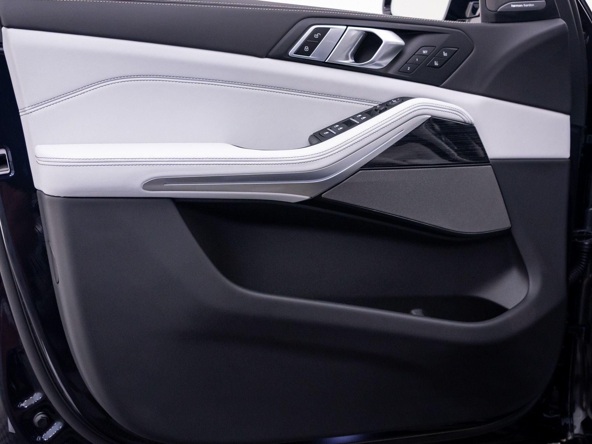 New 2026 Carbon Black Metallic BMW xDrive40i image 13