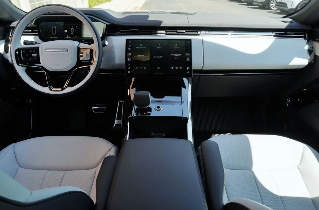 New 2026 Santorini Black Land Rover Dynamic SE image 9