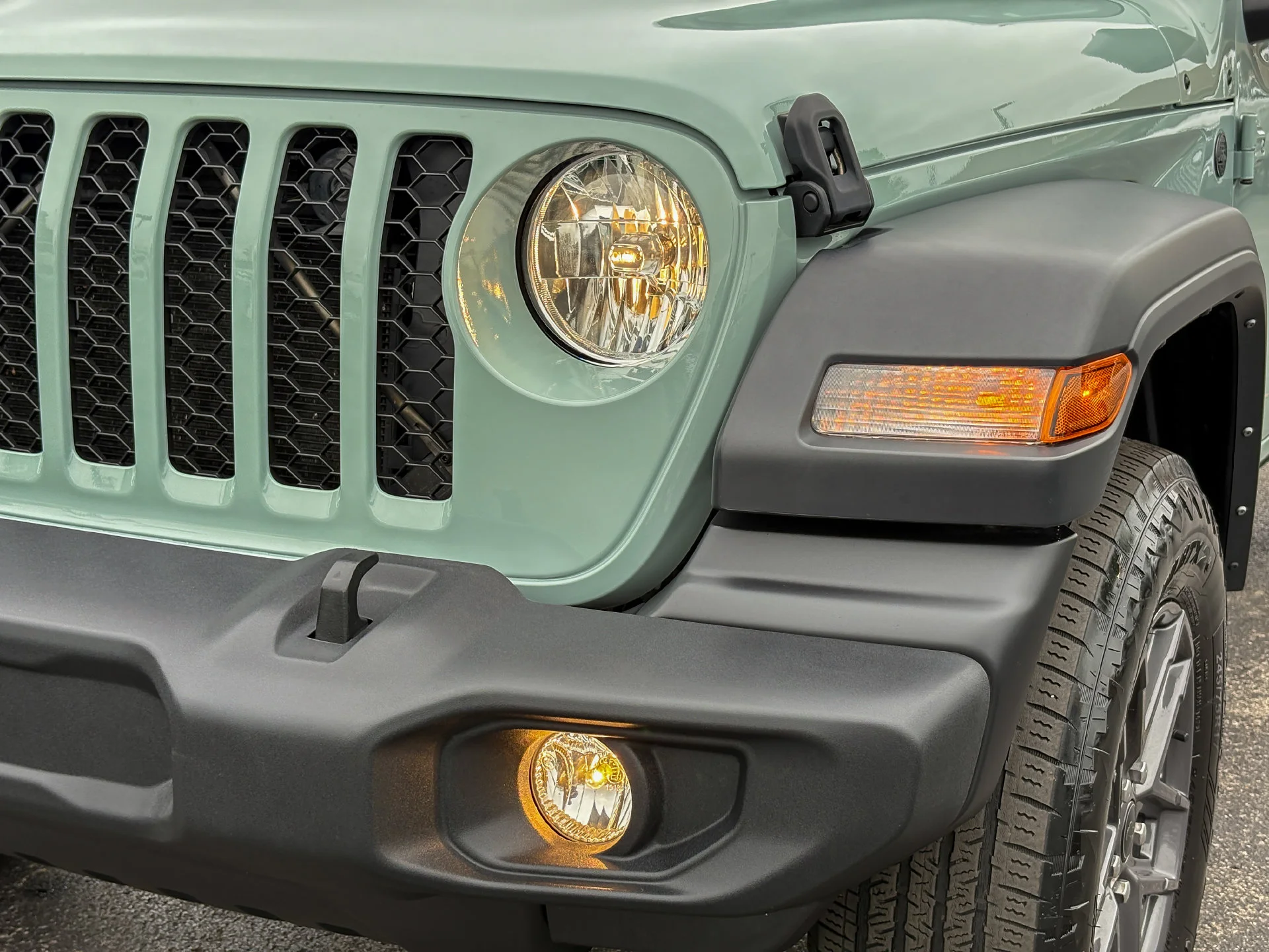 Used 2024 Gray Jeep Sport S image 6