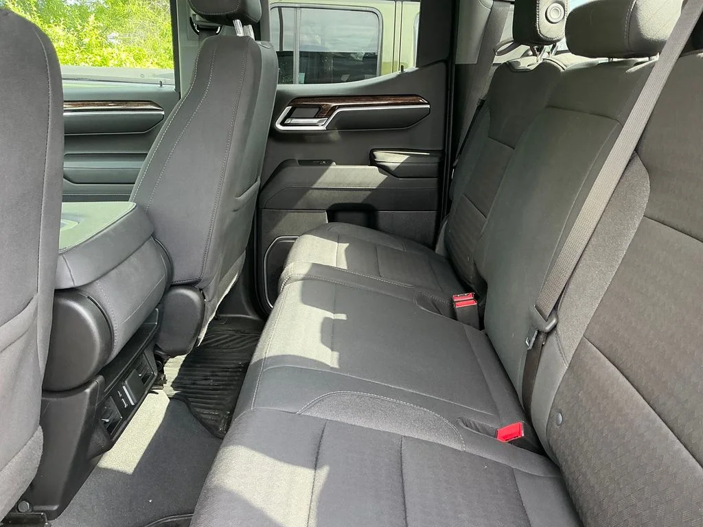 Used 2023 Silver GMC Elevation image 27