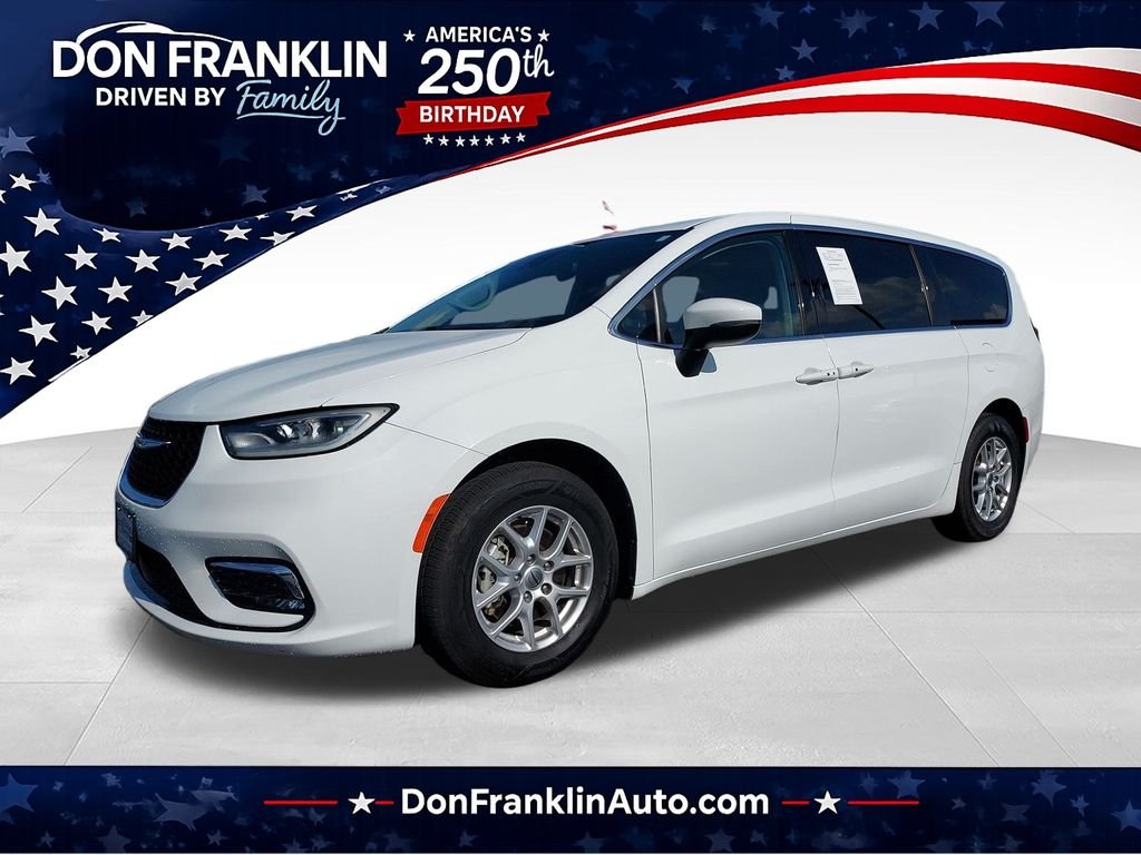 2023 Chrysler Pacifica Touring L's photo