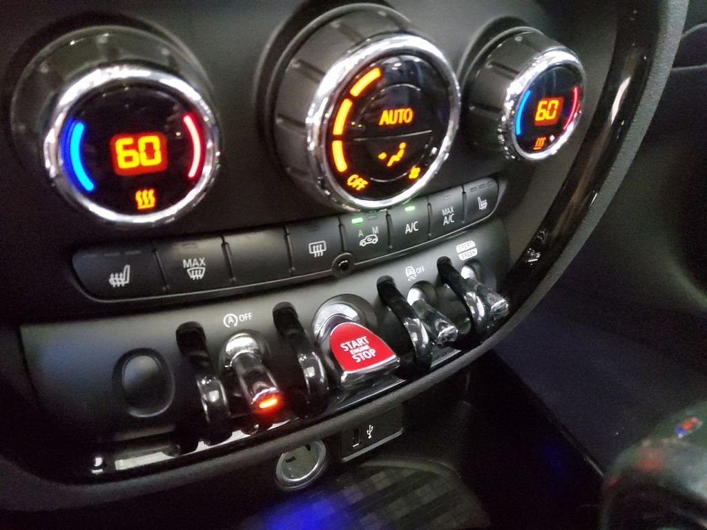 Used 2019 White MINI Classic image 29